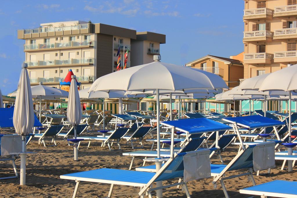 Hotel Augustus- Davanti A Noi C'E Solo Il Mare Misano Adriatico Exterior photo